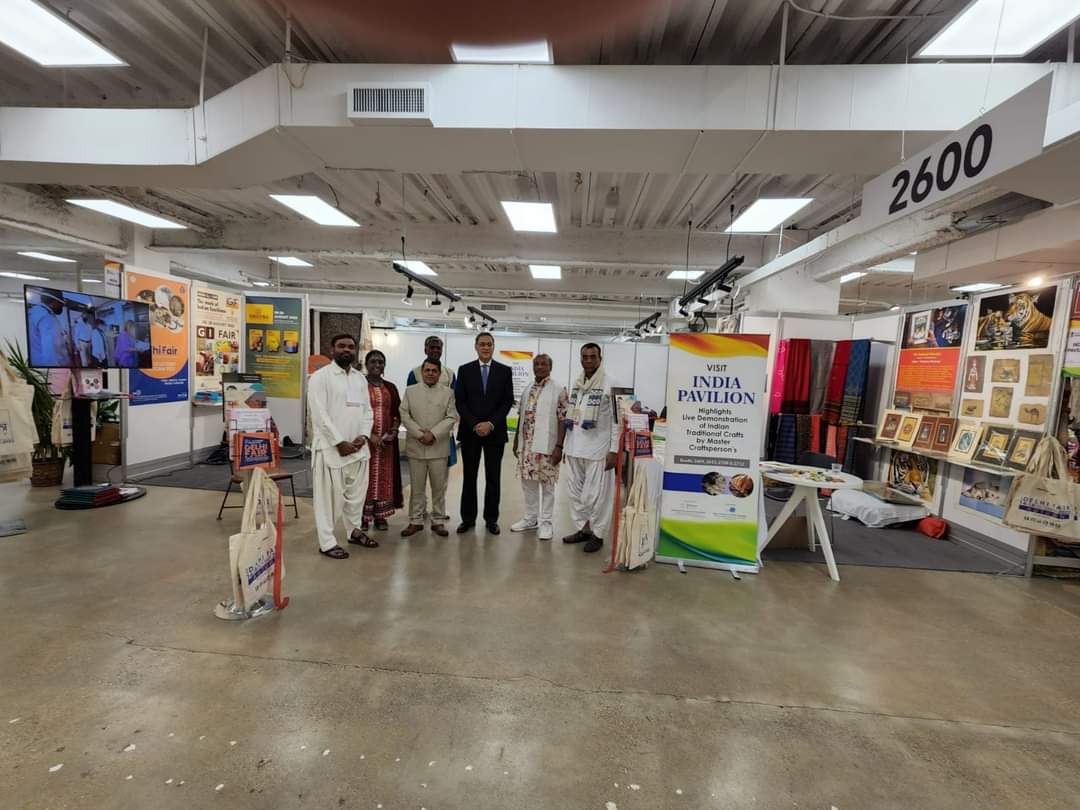 Consul General visited India Pavilion at the Dallas Total Home & Gift Market with participation of master craft persons from India organized by 
EPCH India on June 22,2022